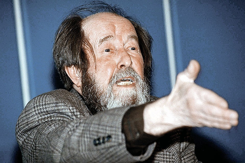 В Ростове-на-Дону прошли детство и юность будущего писателя.