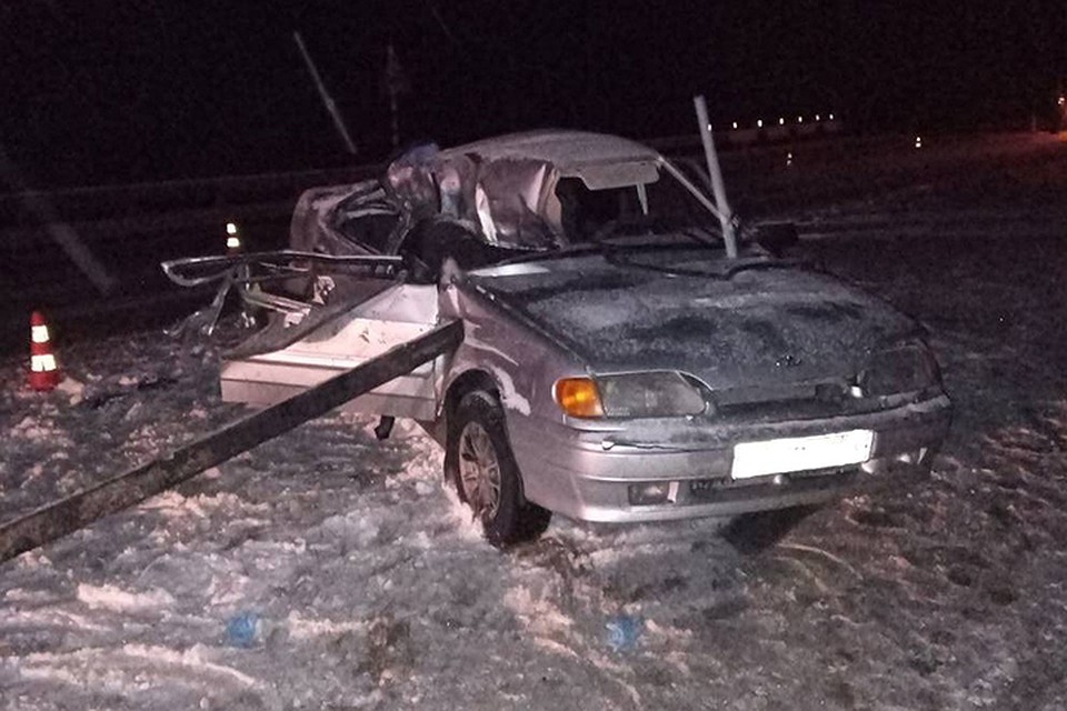 В Толочинском районе пострадала женщина - легковушка врезалась в грузовик, который занесло. Фото: ГАИ,