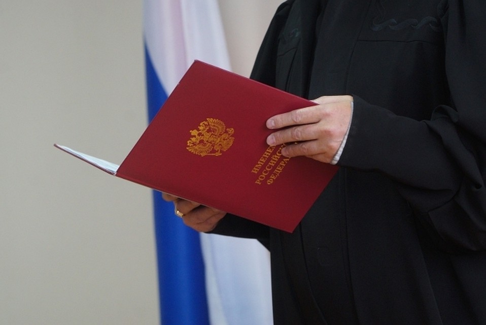 Пожилая комсмольчанка через суд пытается забрать у банка один миллион рублей