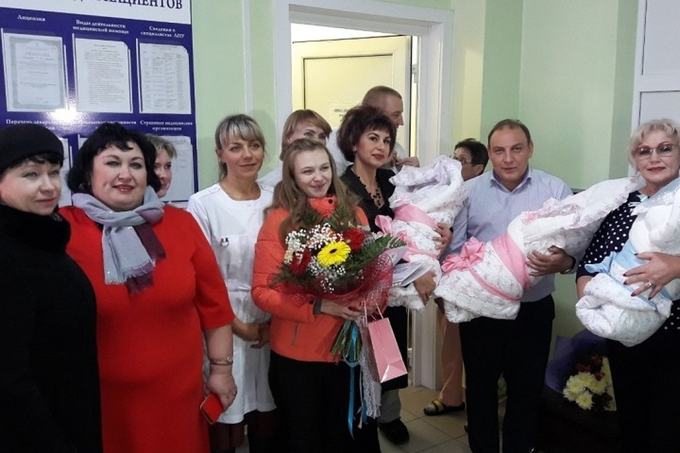 Тройняшки Захар, Кира и Варвара родились в семье Родиона и Алены Крамаренко. Фото: ЗАГС Иркутской области.