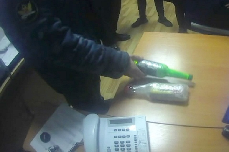 Телефоны спрятали в бутылках