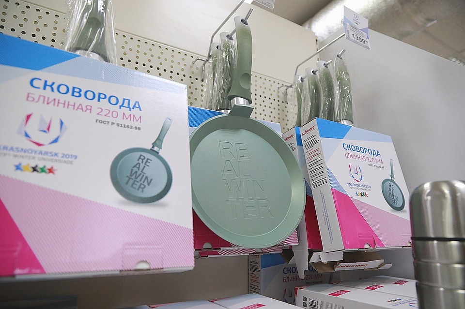 Блинные сковороды с символикой Универсиады стали продавать в Красноярске.