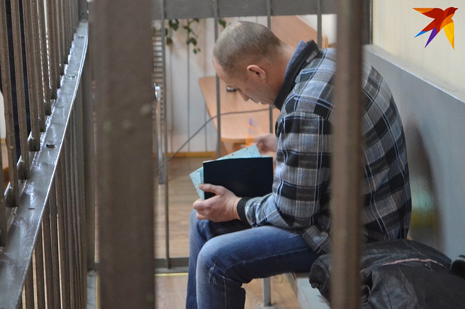 В клетке - 36-летний Александр Осипович.