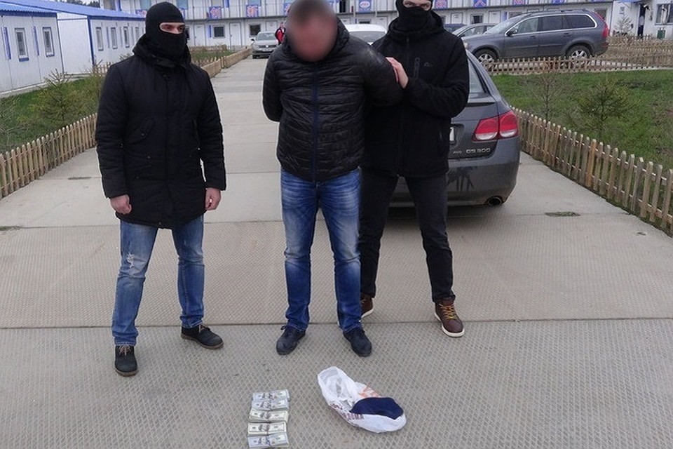 Как только мошенник получил наличность, его задержали. Фото: УВД Минского облисполкома.