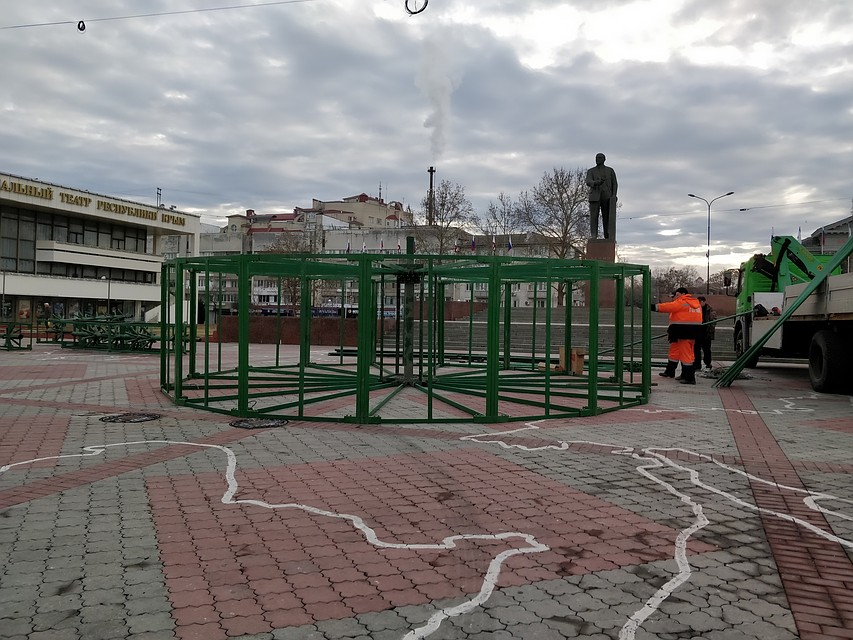 На площадь привезли металлический фундамент