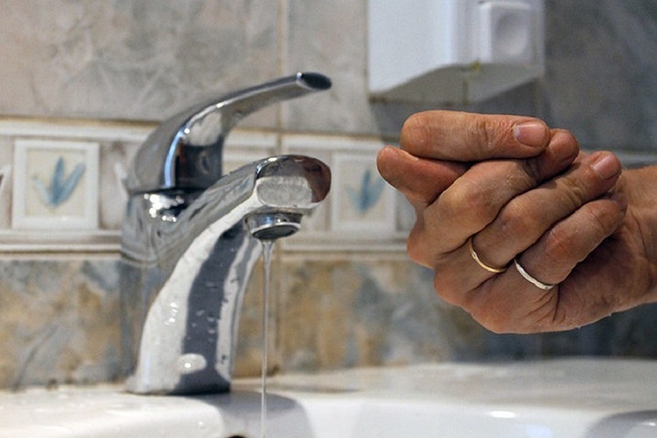 Сейчас новосибирцы платят за питьевую воду 17,68 рублей за куб, а за водоотведение 13,57 рублей за тот же объем.