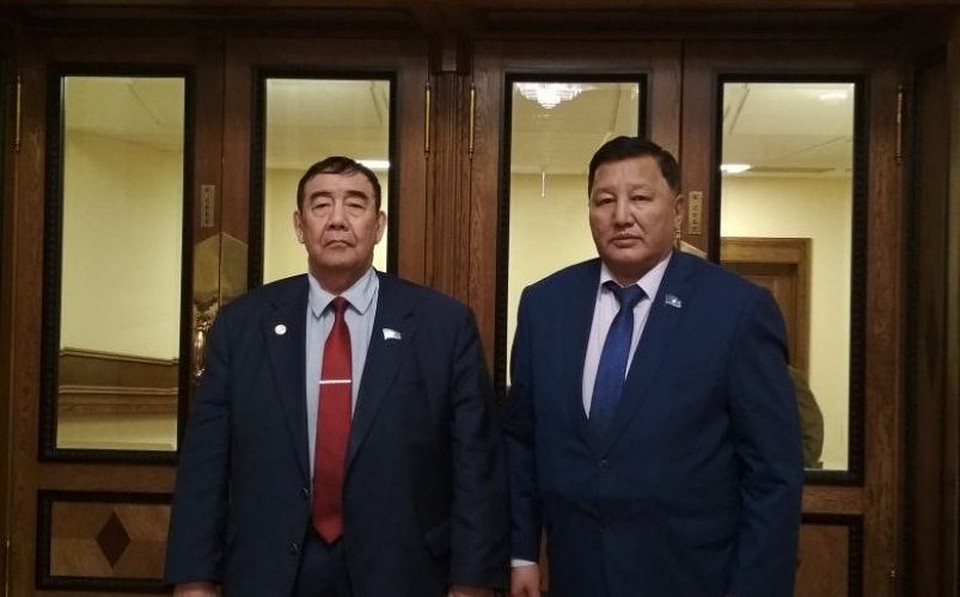 Одного из бывших депутатов обвиняют сразу по двум статьям.