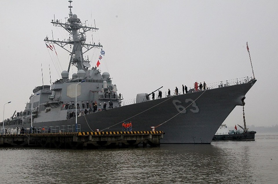 Эсминец ВМС США прошел вблизи залива Петра Великого, расположенного у берегов России