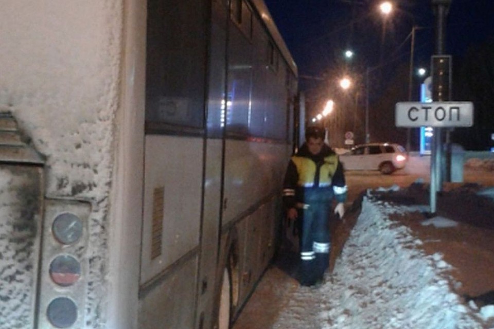 Инспекторы ДПС помогли водителям и пассажирам замерзших на трассе автобусов. Фото: МВД по Новосибирской области.
