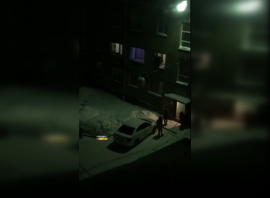 Новосибирцы нашли себе развлечение - прыжки из окна в снег. Стоп-кадр с видео: "Инцидент.Новосибирск".