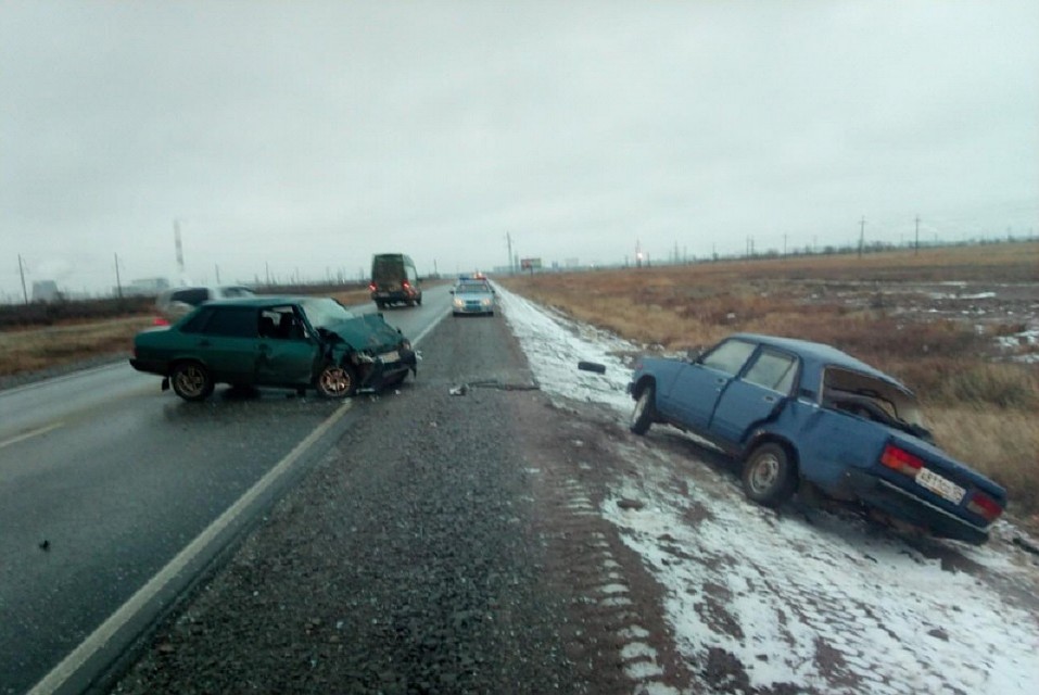 Автомобили разлетелись в разные стороны, одну отбросило в кювет.