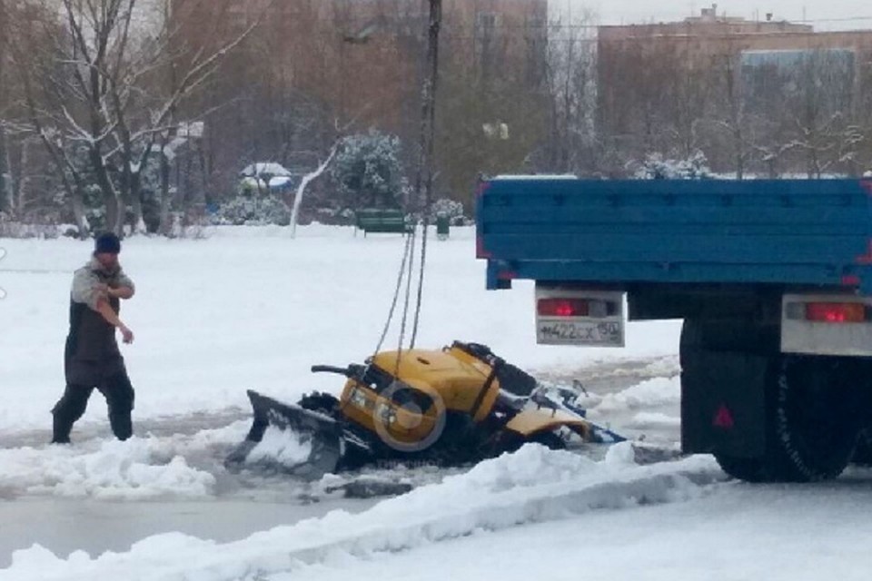 Снегоуборочный трактор провалился под лед в Одинцово. ФОТО: https://vk.com/odi_city