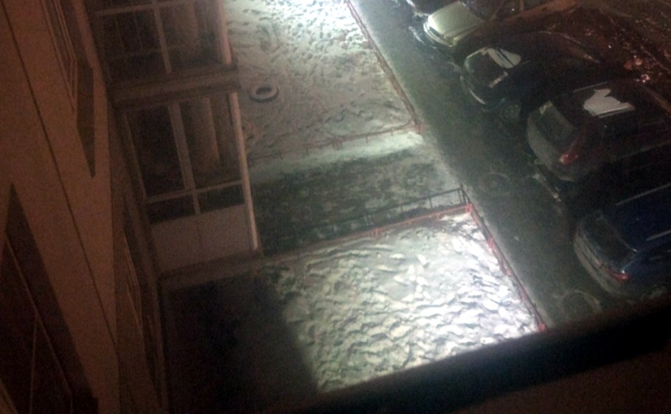 Сюда упала рамка. Фото из окна автора поста.