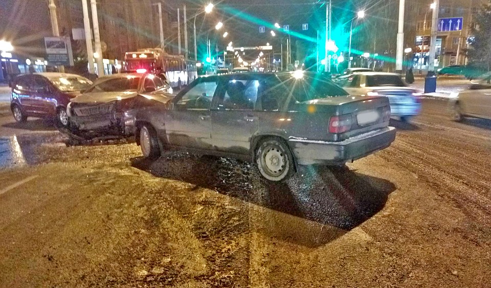 В аварии пострадали 6-летняя девочка и 25-летняя женщина