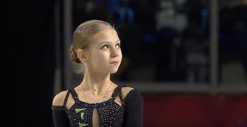 Александра Трусова откатала короткую программу в новом платье. Фото: Кадр с видео выступления
