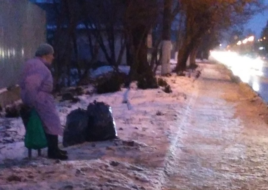 Пожилой женщине присесть больше некуда. ФОТО: vk / news69 / Ольга Спиридонова
