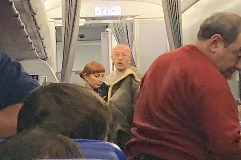 Певец оказал помощь девушке прямо на борту самолета. Фото: Instagram