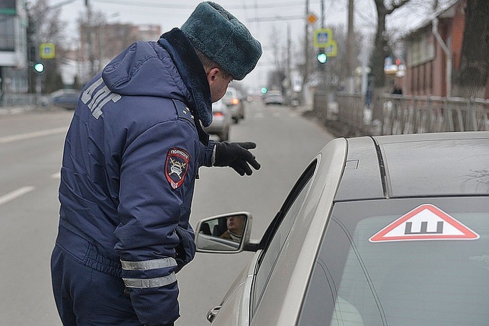 Знак «Шипы» на стекле автомобиля больше необязателен