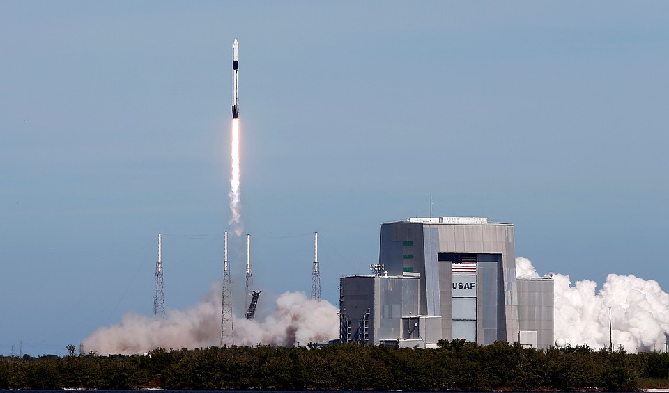 Ракета SpaceX Falcon 9 с грузовым кораблем Dragon