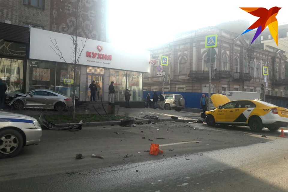 От удара машины разметало в разные стороны.