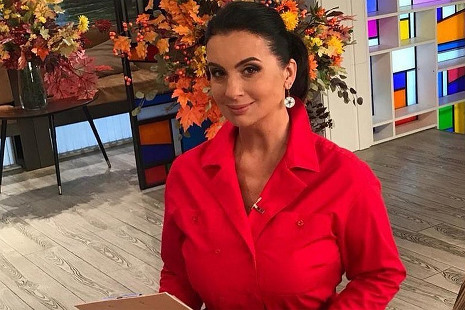 Екатерина Стриженова отказалась от ужина и привезла тренажер на работу