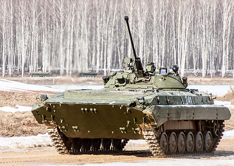 Экипаж БМП-3 способен уничтожить легкобронированную технику и живую силу противника, низколетящие воздушные цели.