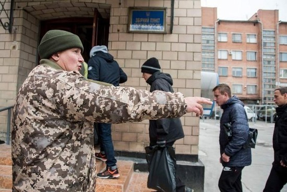 В военкомате говорят, что идут на крайние меры. ФОТО: static.nahnews.org