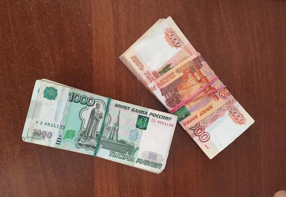 Из-под стелек в ботинках мужчины пограничники достали пачки денег. Фото: Госпогранслужба Украины