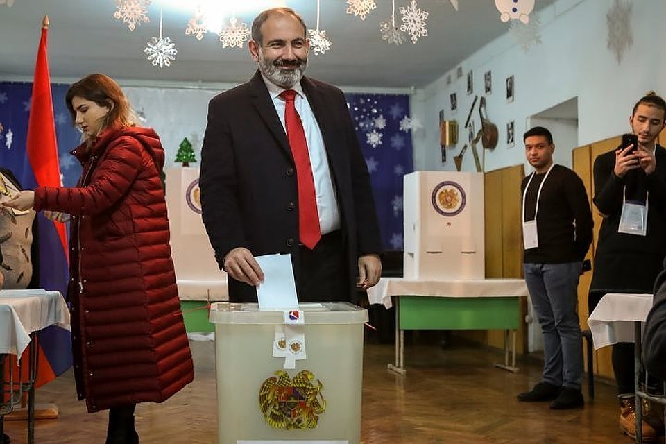 По итогам подсчета голосов на выборах с огромным отрывом победил блок "Мой шаг", организованный сторонниками исполняющего обязанности премьер-министра страны Никола Пашиняна.
