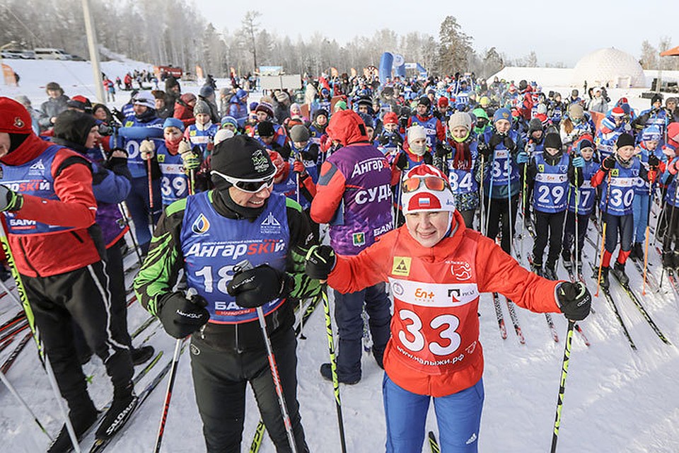 Мэр Ангарска Сергей Петров и олимпийская чемпионка Анна Богалий (на переднем плане) вышли на старт забега вместе с другими 400 участниками.