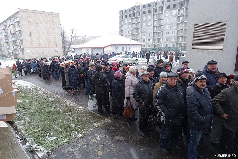 Огромная очередь за новогодними подарками выстроилась в Солигорске. Фото: kurjer.info