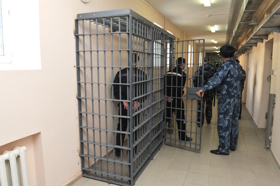 Осужденный на пожизненное главарь ОПГ пытался задушить сотрудника колонии в Хабаровском крае