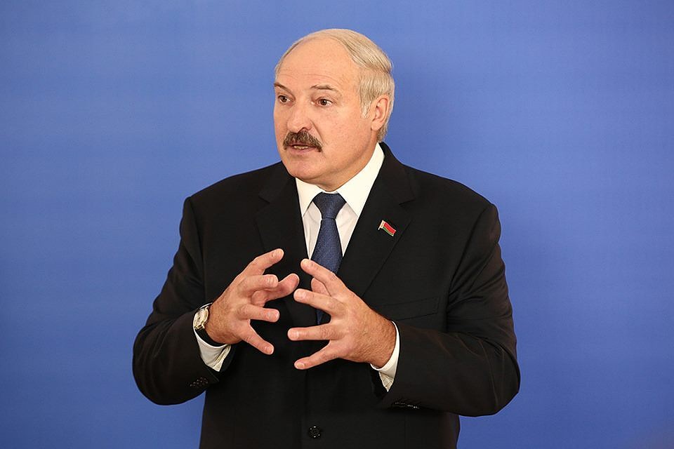 Александр Лукашенко заявил на встрече с российскими журналистами:"Нам надо сейчас здесь объединиться"