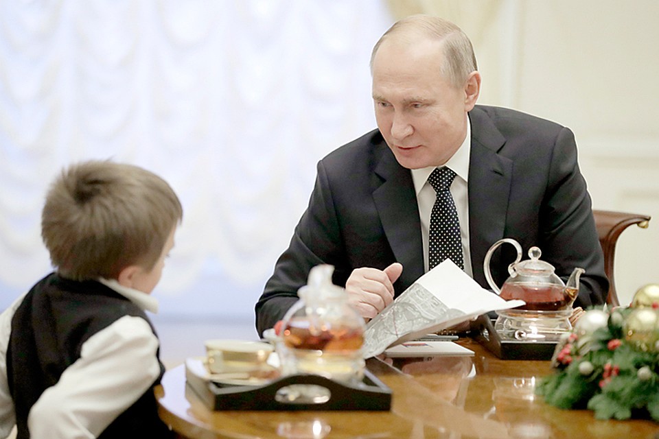 Президент поговорил с детьми за чашкой чая, показал им маршрутную карту предстоящего полёта и поздравил с наступающим Новым годом. Фото: Михаил Метцель/ТАСС