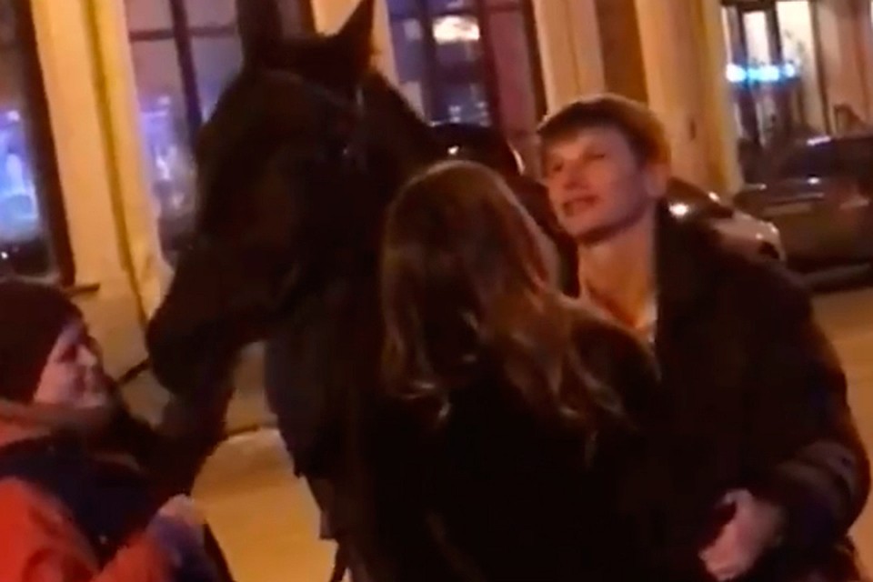 Андрей Аршавин после стриптиз-клуба обнимался с симпатичной шатенкой. Фото: Стоп-кадр
