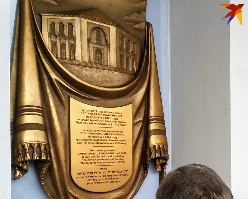 Табличка напоминает, что кинотеатр в этом здании был не всегда.