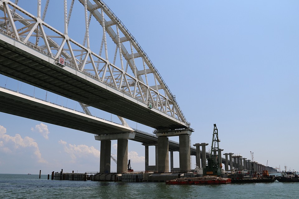Корабли ВМСУ уже проходили под Крымским мостом на законных основаниях, но больше решили лоцмана не просить и в очереди не становиться