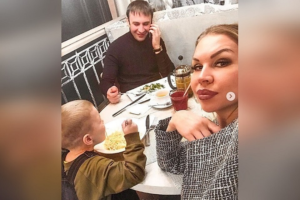 Семейный вечер не удался - блогеру не понравилось обслуживание в ресторане. Фото: instagram.com/anuta_halk/