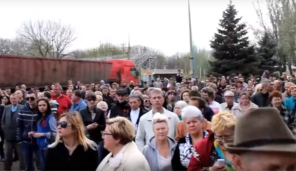 На митинг в поддержку проведения референдума пришли сотни жителей Константиновки. Фото: Скриншот видео youtube.com