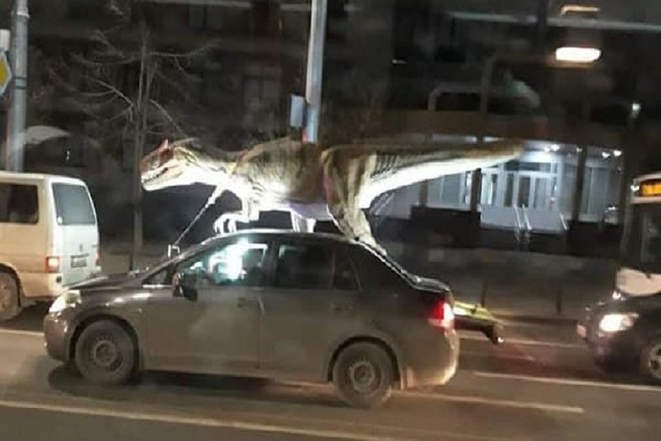 По Кишиневу разгуливает динозавр (Фото: соцсети).