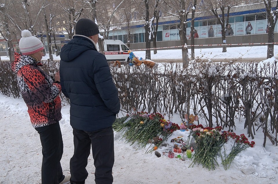 Горожане приносят к месту трагедии цветы, свечи, игрушки. Фото: Александр Добрый, соцсети.