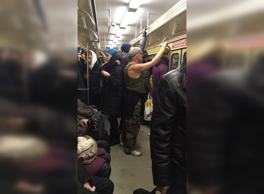 Легко одетый мужчина покорил своей закалкой сибиряков. Фото: vk.com/subwaynsk.