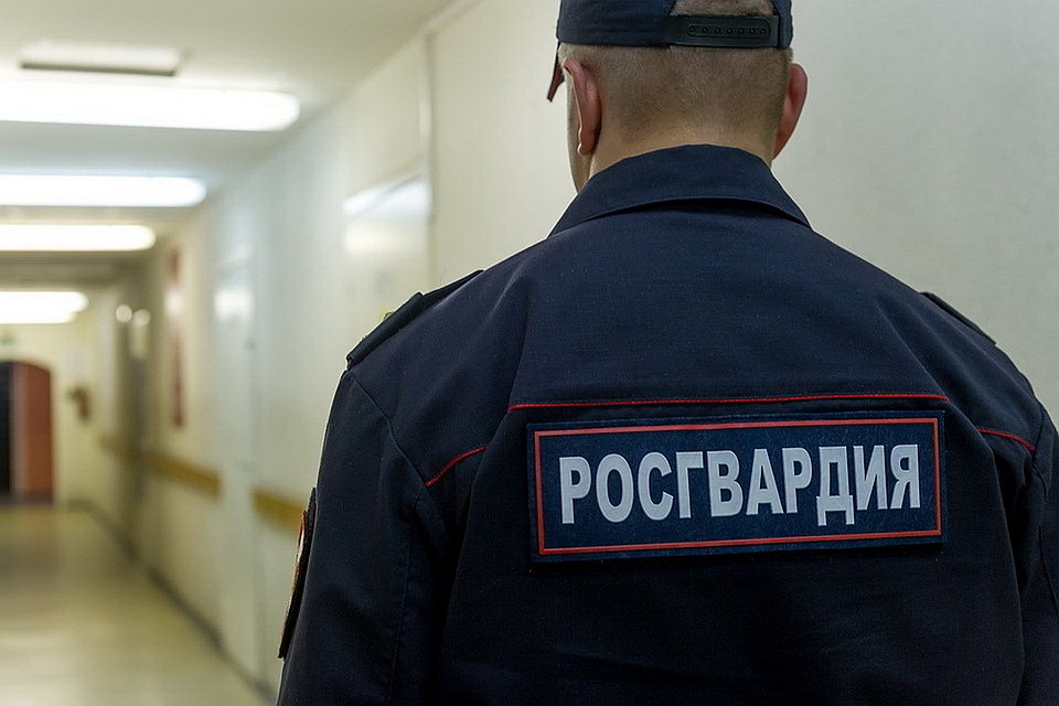В Пскове бойцы росгвардии задержали женщину, подозреваемую в краже из магазина.