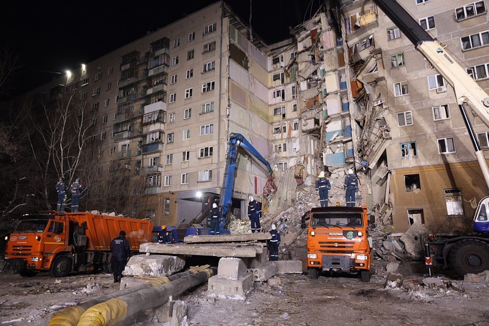 31 декабря в Магнитогорске рухнул подъезд жилого дома. Фото: МЧС РФ