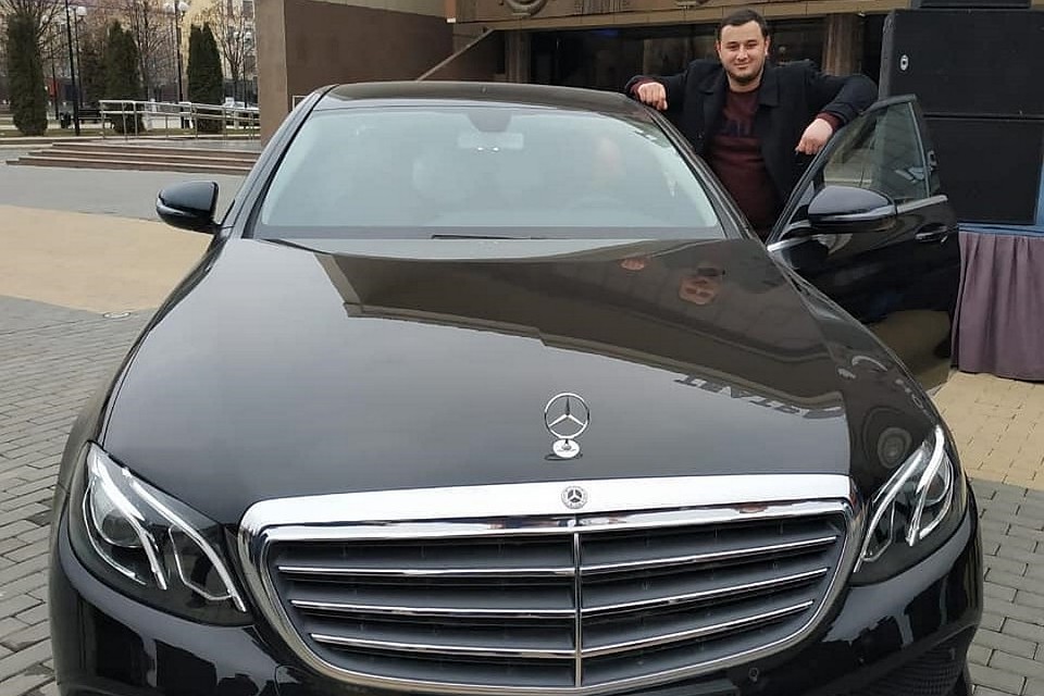 Финалист «Голоса» Амирхан Умаев с подарком от Рамзана Кадырова. Фото: Instagram