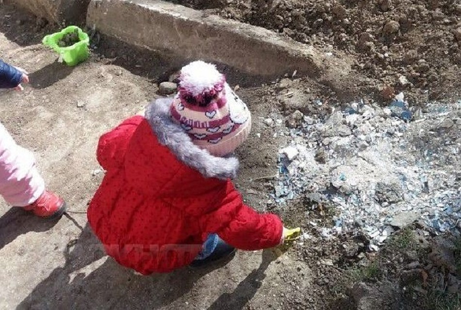 Чтобы дети не копались в грязи, стоит обратиться к властям Кишинева: они готовы выслушать. Фото: Блокнот Молдова.