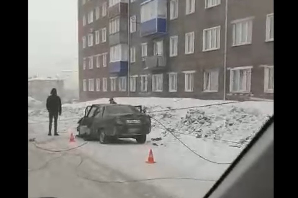 Daewoo Nexia сбила опору ЛЭП. Кадр: «ВКонтакте»