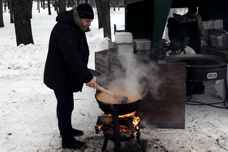 Тыквенную кашу, чтобы была вкуснее, повар обязательно должен перемешивать топором.