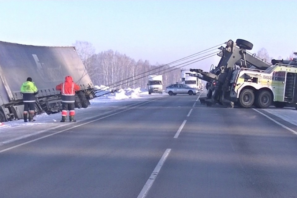 Спасение грузового автомобиля из снежного плена. Фото: ГУ МВД России по Кемеровской области.