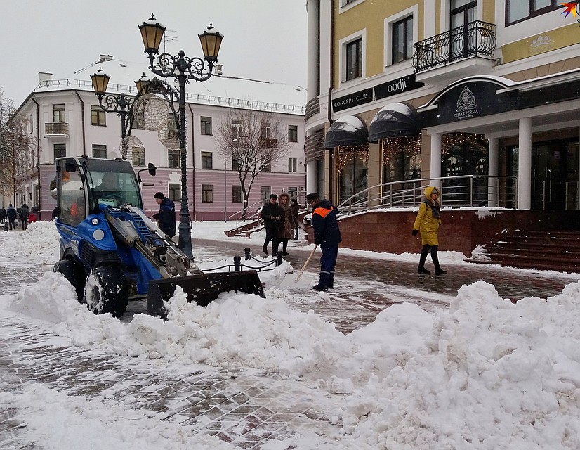 Снегопад в Бресте продолжается, но с ним удается справиться.